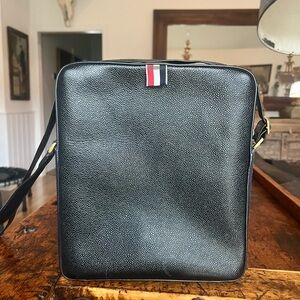 Sleek Black Men's Messenger Bag with Stripe Accent